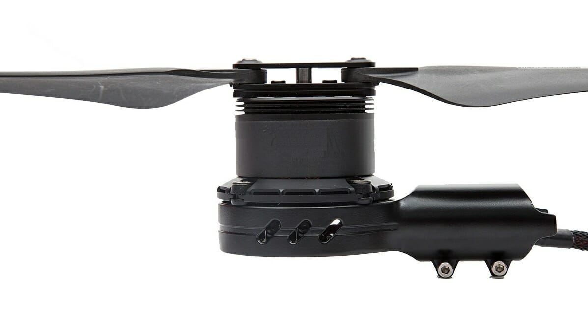 Крупный план бесколлекторного мотора с пропеллером на луче дрона Крупный план бесколлекторного мотора с пропеллером на луче дрона