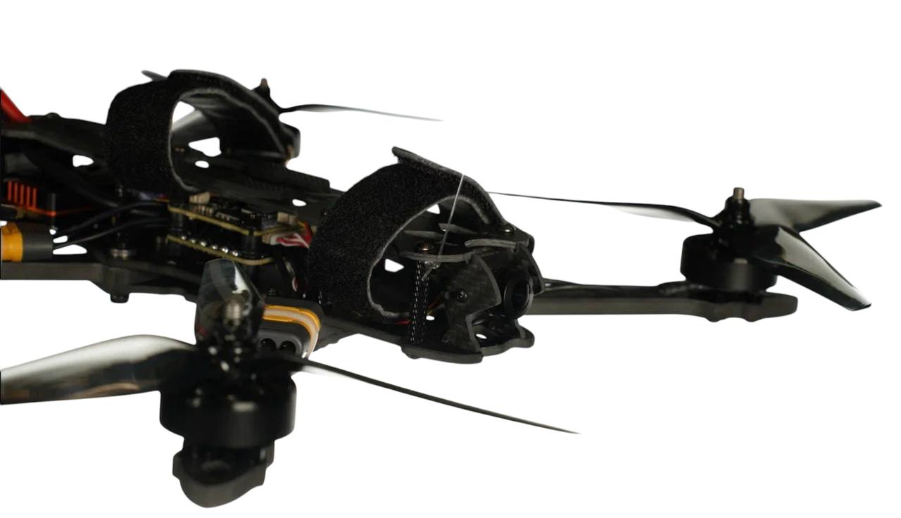 Гоночный дрон и дрон для съемки рядом для сравнения Гоночный дрон и дрон для съемки рядом для сравнения