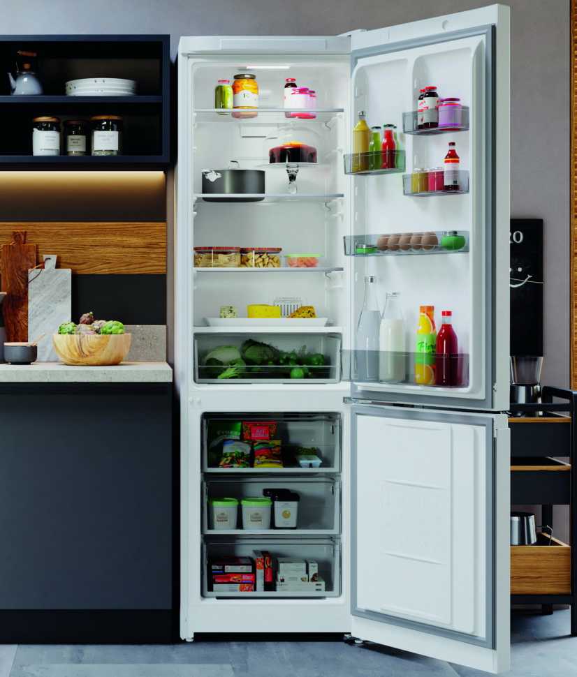Двухкамерный холодильник Hotpoint HT 5200 W белый