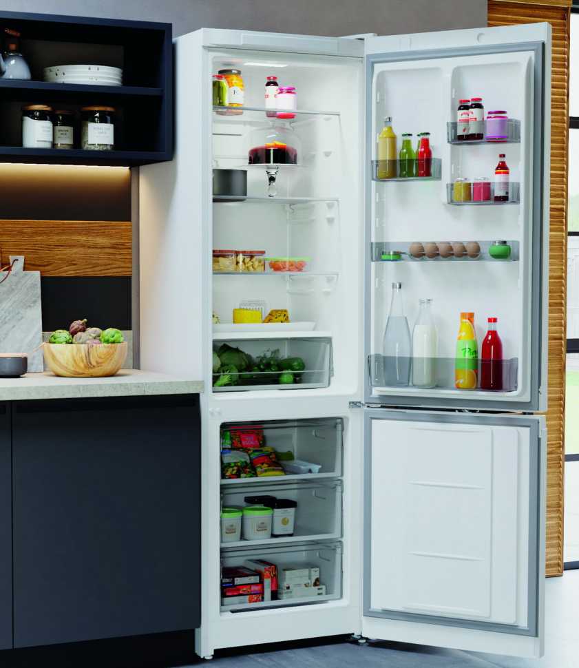 Двухкамерный холодильник Hotpoint HT 5200 W белый