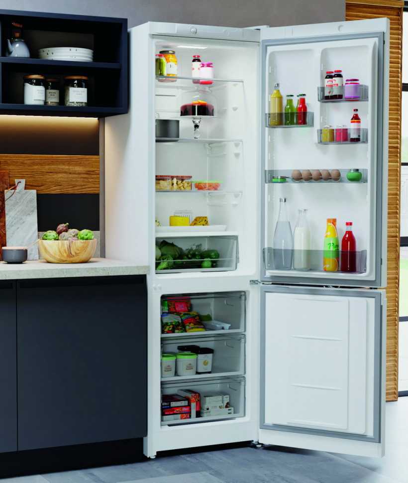 Двухкамерный холодильник Hotpoint HT 4200 W белый