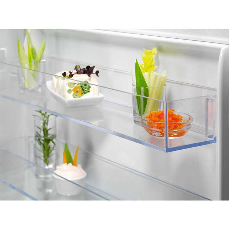 Встраиваемый двухкамерный холодильник Electrolux LNS5LE18S