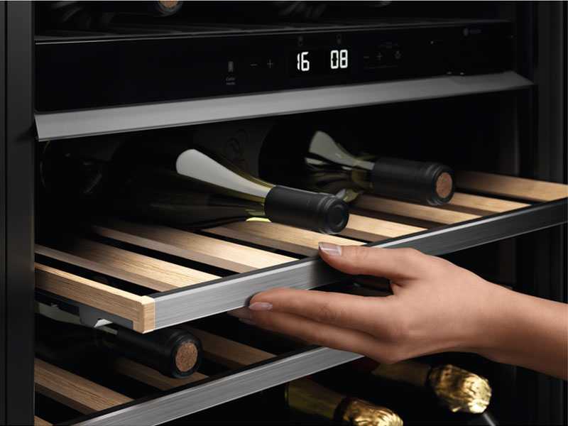Встраиваемый винный шкаф Electrolux EWUD040B8B